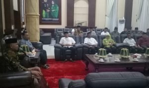 Bupati Luwu, Basmin Mattayang saat memimpin doa untuk kesembuhan SBJ.