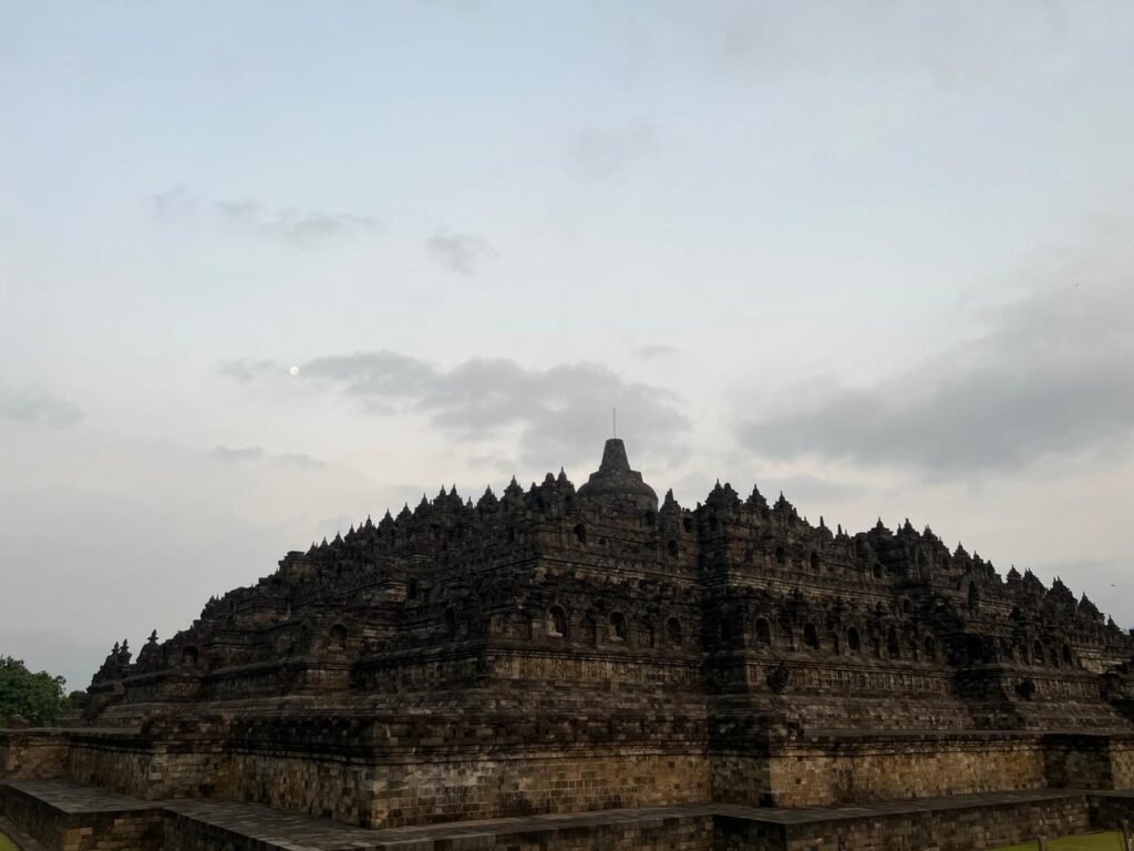Arkeolog Borobudur: Menyingkap Tabir Sejarah dan Filosofi Candi Agung