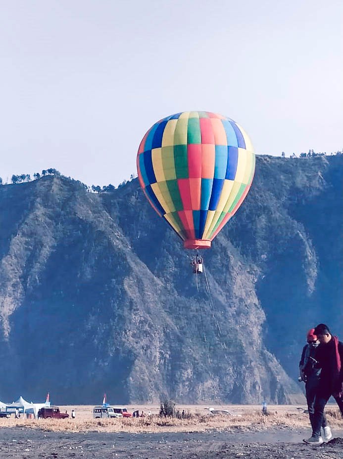 Mengangkasa di Atas Kemegahan Borobudur: Kisah Balon Udara yang Menghidupkan Kembali Warisan Dunia