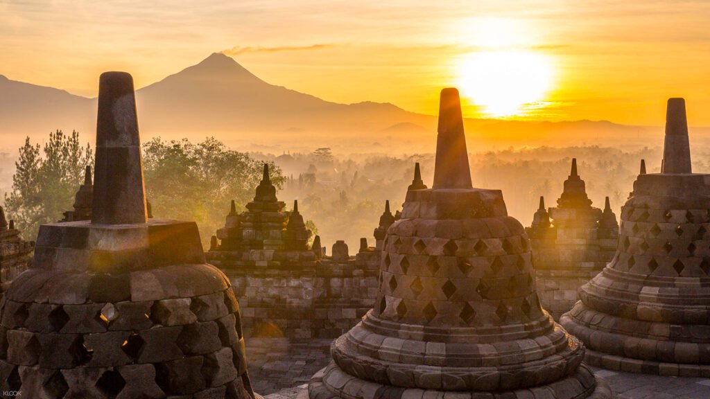 Menyambut Mentari dari Puncak Borobudur: Sebuah Pengalaman Spiritual dan Visual yang Tak Terlupakan