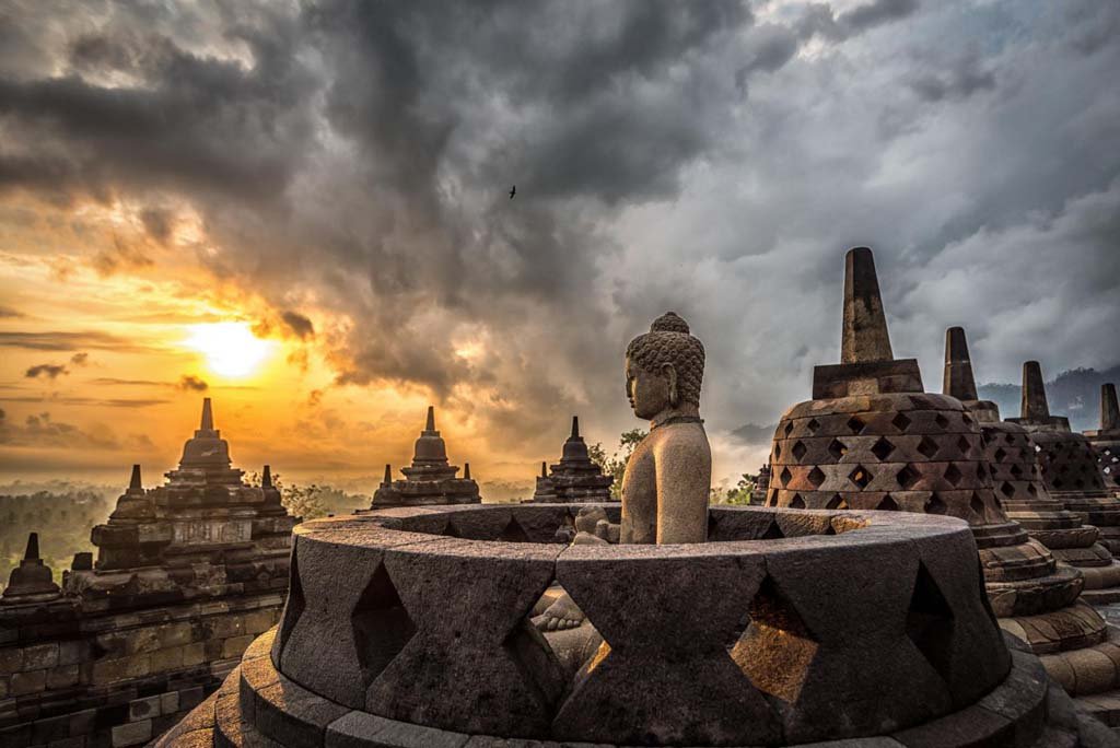 Menyambut Mentari di Candi Borobudur: Sebuah Pengalaman Spiritual dan Visual yang Tak Terlupakan