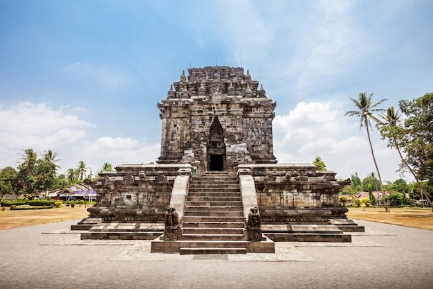 Pura Mendut: Harmoni Spiritual dan Arsitektur Megah di Jantung Jawa Tengah