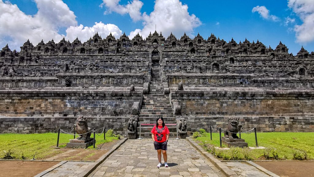 Tentu, mari kita bedah perbedaan antara Borobudur dan Mendut dalam sebuah artikel yang informatif dan mudah dipahami.