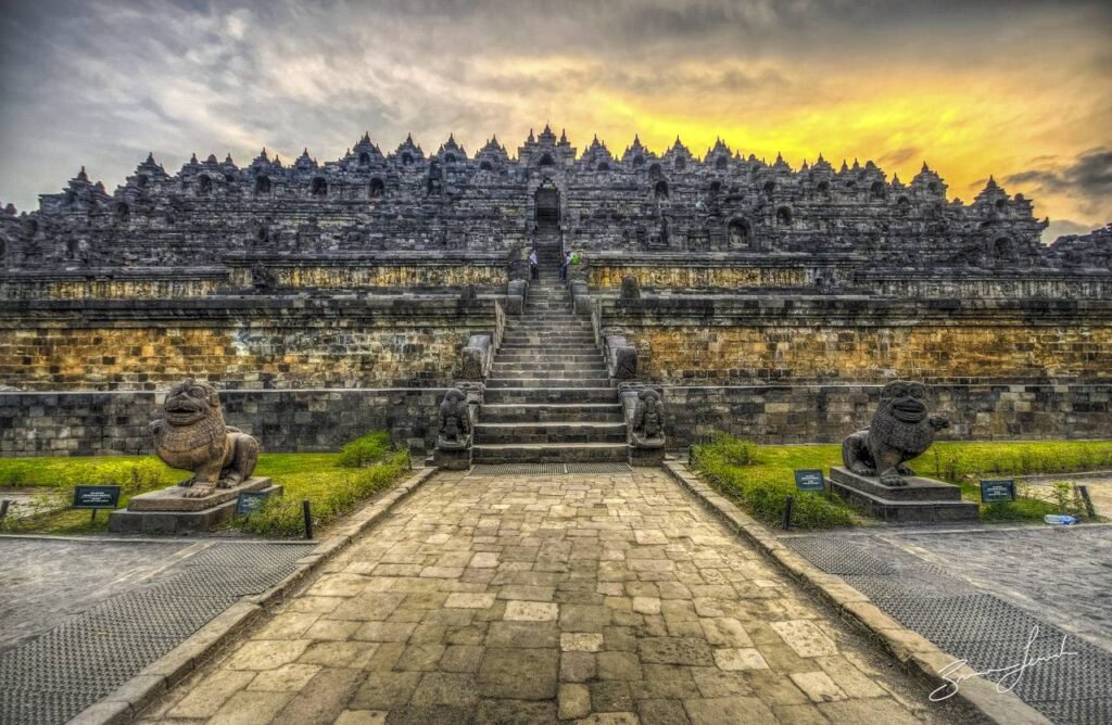 Tentu, mari kita telaah lebih dalam tentang artefak-artefak Borobudur yang memukau.