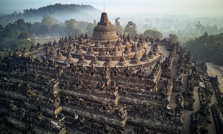 Tentu, mari kita telusuri keagungan Candi Borobudur dan memahami tingkatan filosofis yang terkandung di dalamnya.