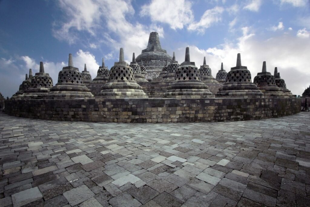 Tentu, mari kita telusuri sejarah Candi Borobudur yang megah dan penuh misteri.