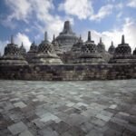 Tentu, mari kita telusuri sejarah Candi Borobudur yang megah dan penuh misteri.