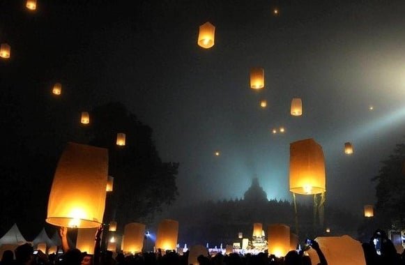 Waisak di Borobudur: Simfoni Spiritual di Jantung Jawa